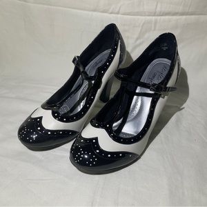 DexFlex Comfort Black & White Wingtip T-strap Pumps Vintage Pinup Style
